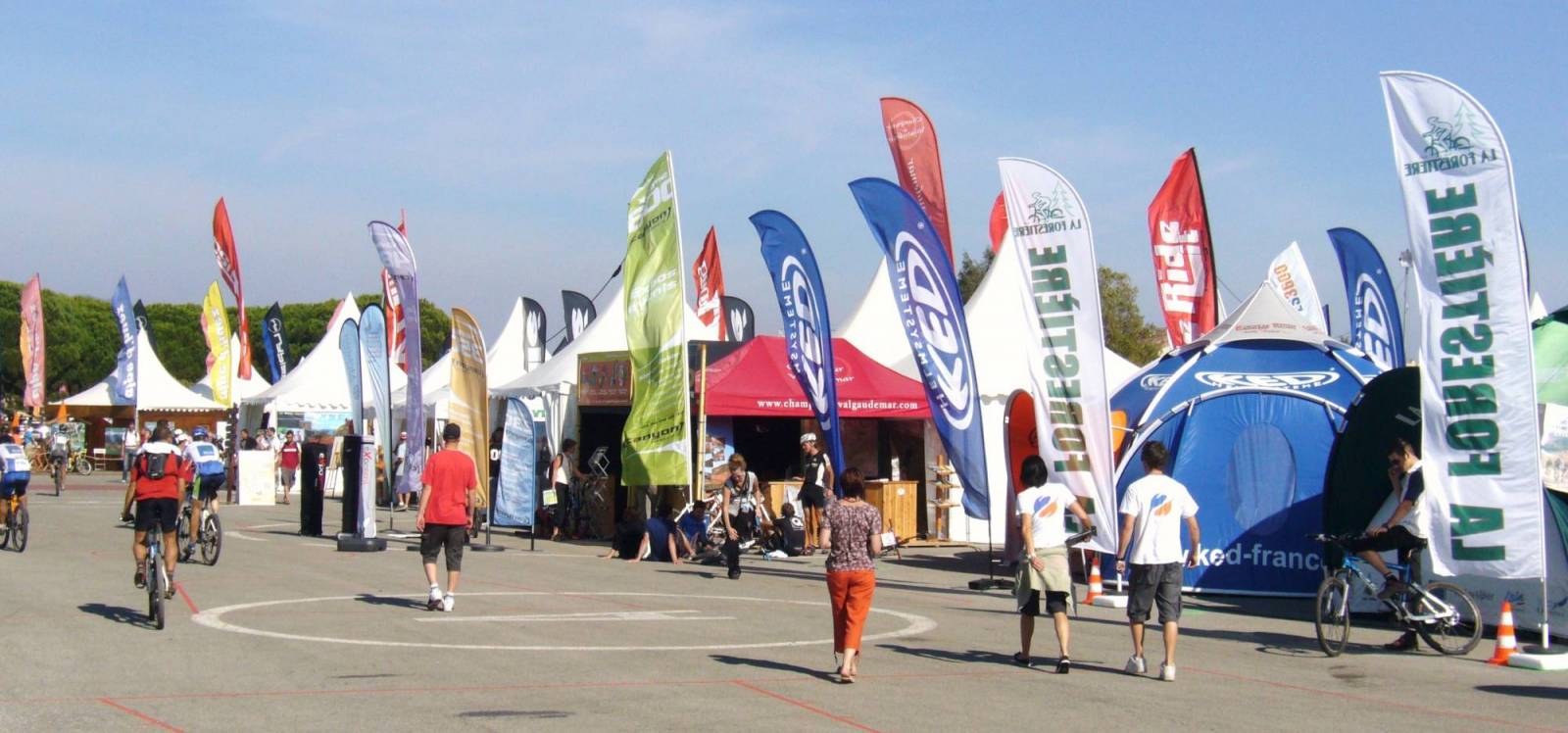 Vente accessoires pour oriflammes GLOBE DIFFUSIONS